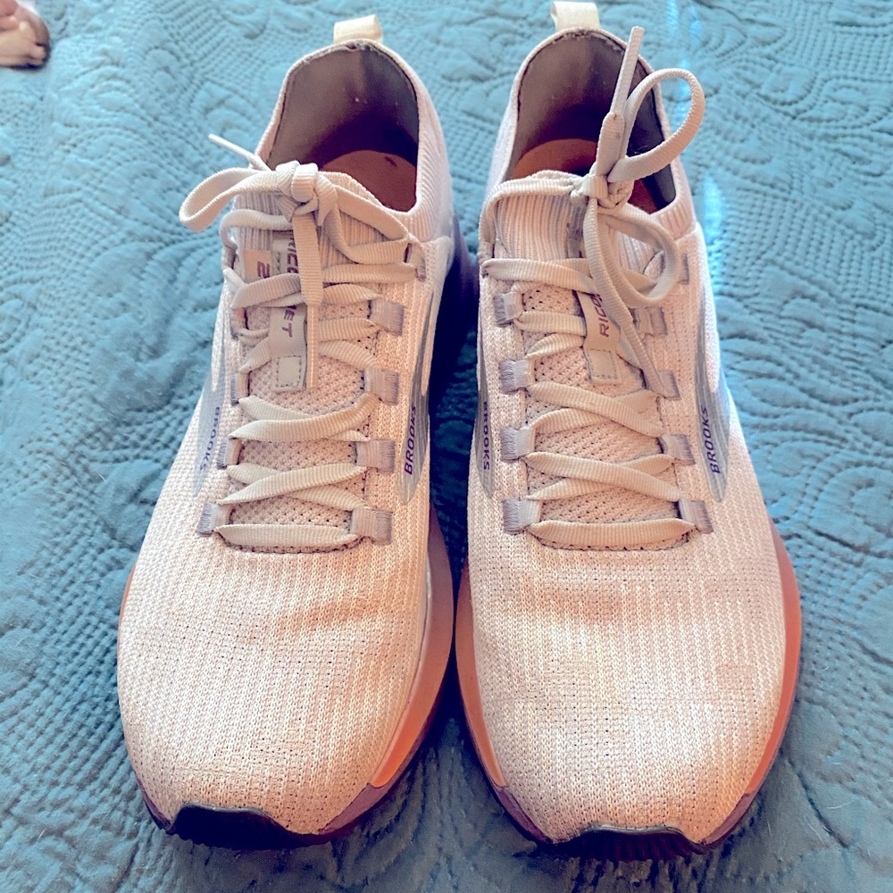 EUC Brooks Ricochet Running shoes. Size 9.5B